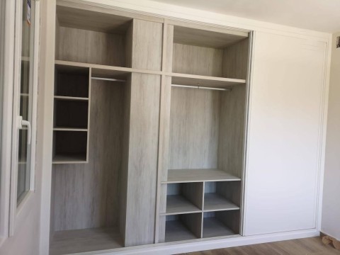 ¿Cómo aprovechar y organizar un armario con poco fondo?