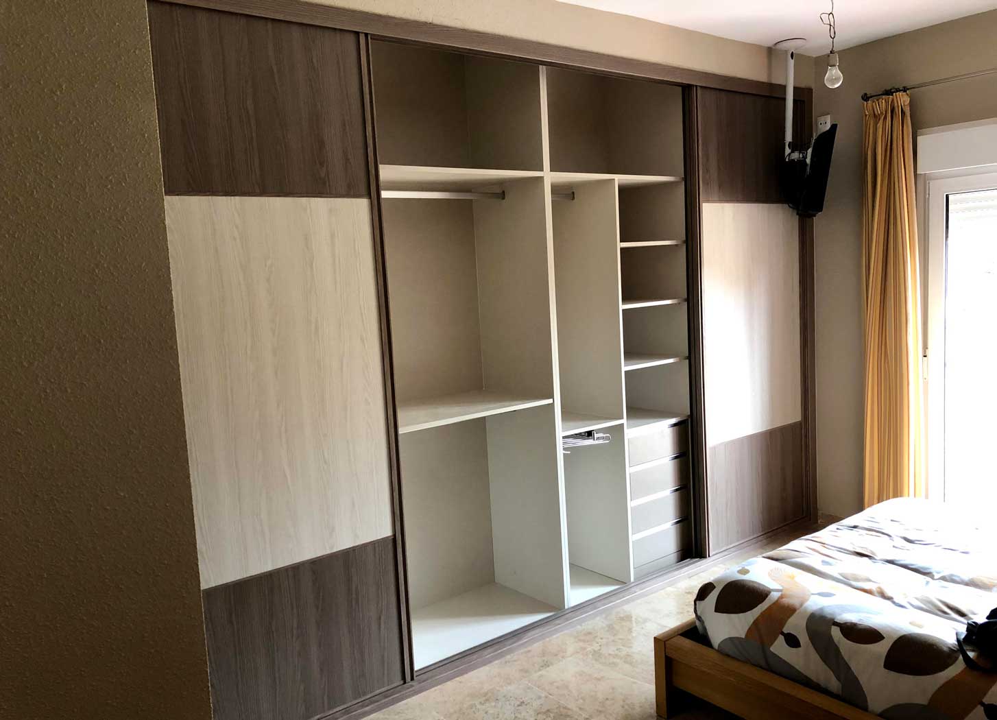 armarios a medida con puertas correderas en Sevilla