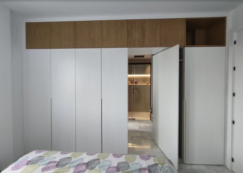 Así cambia un dormitorio con un armario con puerta de paso integrada