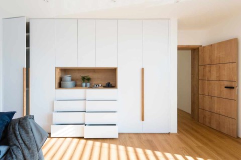 Crea un armario de pared a pared para ganar espacio extra