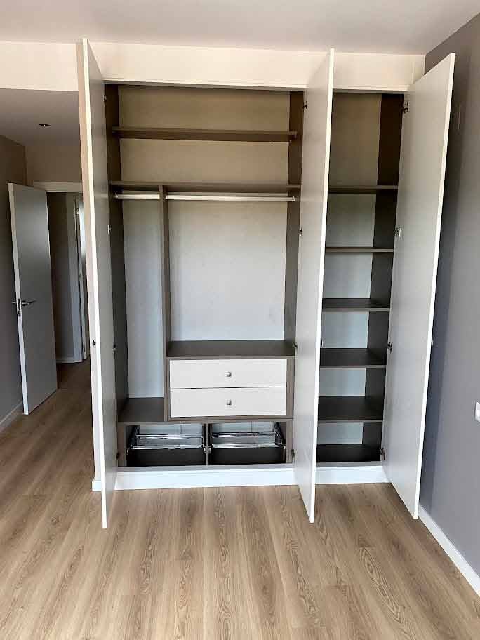 Distribución interior de armarios y medidas para cada tipo de prenda   Interiores de armarios, Diseño de armario para dormitorio, Mueble para ropa