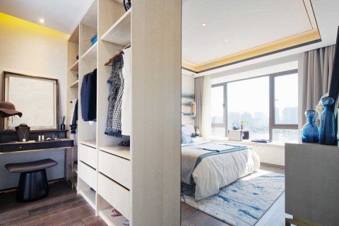 Vestidor detrás de la cama, una solución de diez