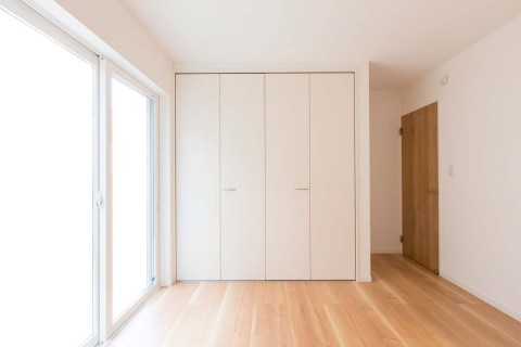 Armario oculto en la pared: intégralo como parte de la estancia